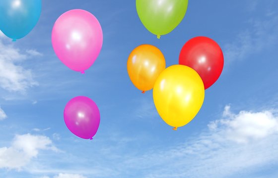 Bunte Ballons am Himmel