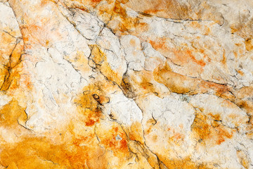 Roca anaranjada con grietas.