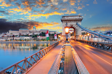 Pont des Chaînes, Palais Royal et Danube à Budapest