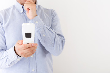 男性　ガラケー