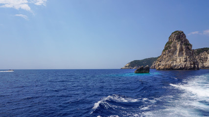 Fototapeta na wymiar Beautiful blue sea and rocks