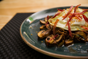 Revuelto de champiñones con virutas de jamón