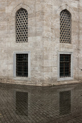 Fototapeta na wymiar Detail of an Ottoman mosque in Istanbul and its reflection in water