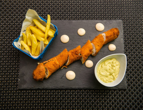 Flamenquin cordob&eacute;s con patatas y salsa
