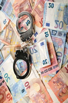 handschellen mit banknoten
