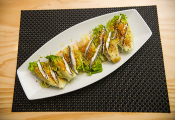 Cogollo de lechuga con boquerones y ajo