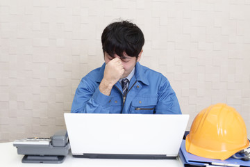 疲れた表情の労働者