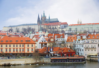 Вид на Пражский Град с собором Святого Вита. Чехия.