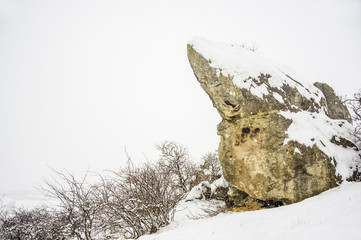 Fototapeta premium Felsen namens Hölzlstein bei Oggau im Winter