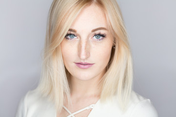 Naklejka premium Porträt einer jungen blonden Frau