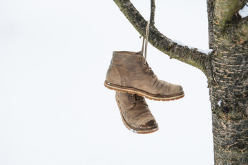 Lederschuhe im Schnee