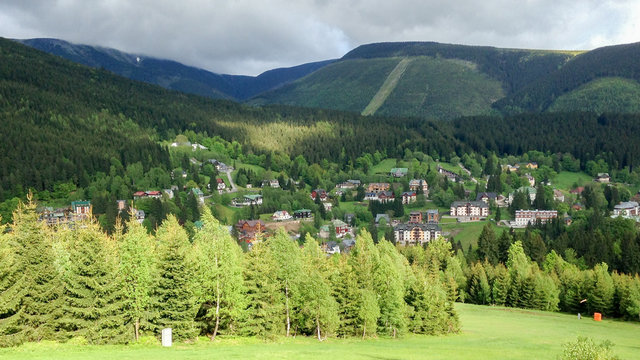 Blick &uuml;ber Spindler M&uuml;hle im Riesengebirge an der Elbe - Blickrichtung von west nach ost