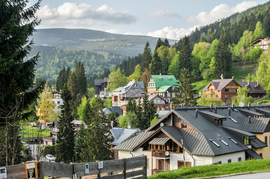Blick &uuml;ber Spindler M&uuml;hle im Riesengebirge an der Elbe