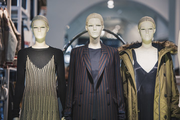 Naklejka premium mannequins in a fashion store
