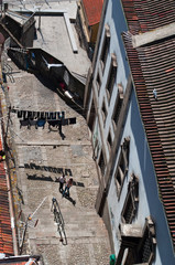 Portogallo, 26/03/2012: bambini che giocano in un cortile del centro storico di Porto, la seconda città più grande del paese, con il bucato steso ad asciugare