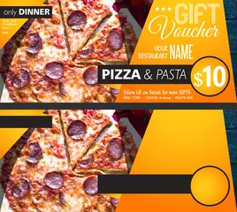 Papier Peint photo Pizzeria Modèle de flyer de bon cadeau de restaurant avec une délicieuse pizza au fromage pepperoni et un espace pour votre texte.