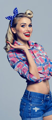 Obraz premium woman, dressed in pin-up style, showing something or copyspace