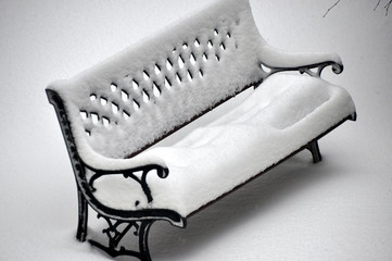 Gartenbank im Schnee