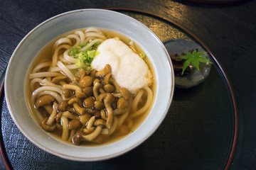 とろろなめこうどん