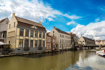 Fototapeta na wymiar Canal in the old town in Gent