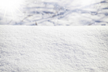 Winterszene mit glattem Schnee und eisiger Sonne