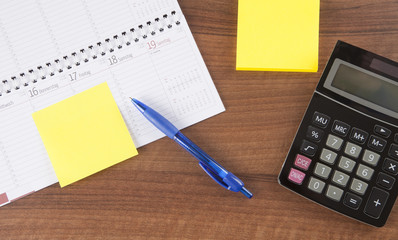 Arbeitsplatz im Büro, Schreibtisch mit Kalender, Stift, Papier