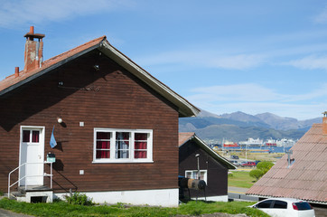 Obraz premium Traditional house and view to the city and mountains in Ushuaia