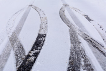 Spuren vom Rad am Boden im Schnee