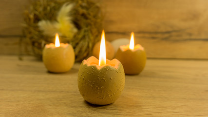 Osterdekoration- Kerze in Eiform brennend