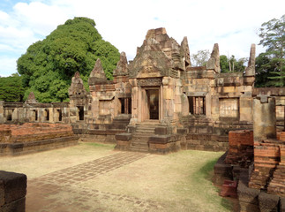 Fototapeta premium Stunning Ancient Shrine of Prasat Hin Muang Tam Shrine Complex, Buriram, Thailand 