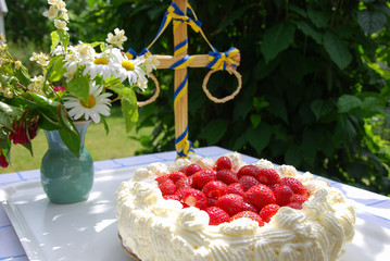 Cake with strawberries and cream at a table - obrazy, fototapety, plakaty