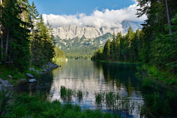 Am Eibsee, hinten das Wettersteinmassiv mit der Zugspitze, Grainau, Garmisch-Partenkirchen, Bayern,...