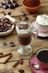  cioccolata calda con panna e cacao grezzo su tavolo di legno rustico