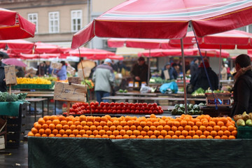 Fototapeta premium Oranges on display at Dolac Market in Zagreb, Croatia. Selective focus.