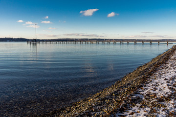 Obraz premium Vereistes Seeufer am Steg