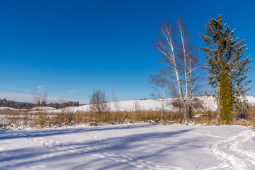 Eine dicke Schneedecke liegt über den Osterseeen