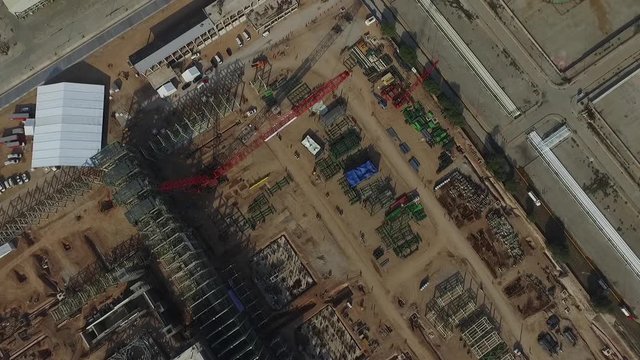 Flying over the building/ Sobrevolando la construcci&oacute;n