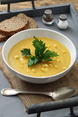 zuppa crema di mais colore giallo