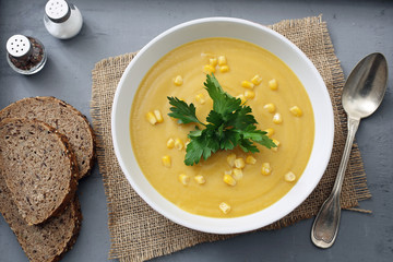 zuppa crema di mais colore giallo