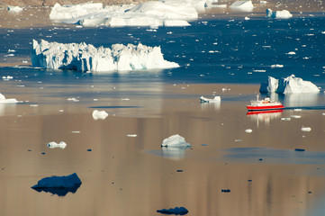 Icebergs Fjord - Scoresby Sound - Greenland © Adwo