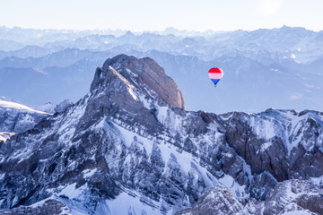 Heißluftballon über Berg