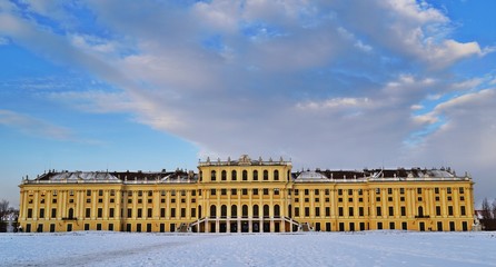 Naklejka premium Schloss Schönbrunn im Winter
