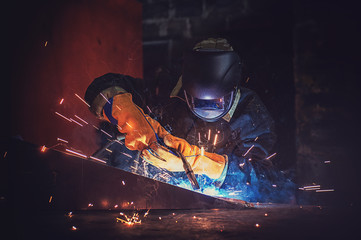 worker welding metal - obrazy, fototapety, plakaty
