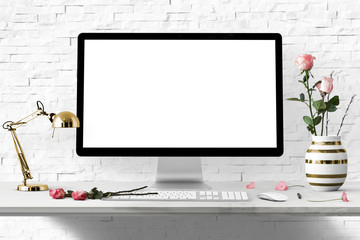 Moderne Arbeitsplatz mit Computer und Blumen - Textfreiraum