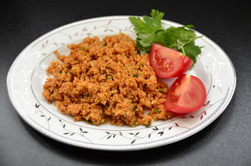 Servis tabağında salata,kısır