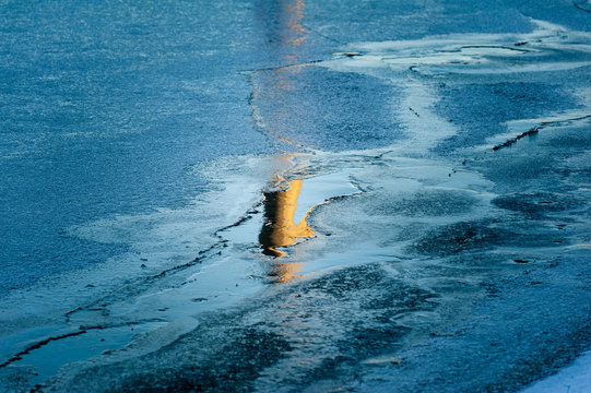 Speiegelungen in Wasser und Eis