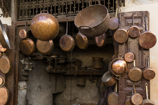 Geschäft mit Kupfergeschirr auf einem Basar in Marrakesch,  Marokko