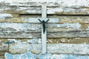 Krzyż na starej ścianie - obrazy, fototapety, plakaty