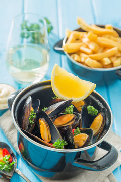 Mussels served with french fries and wine