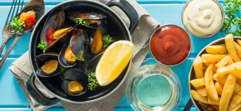Mussels served with french fries and wine
